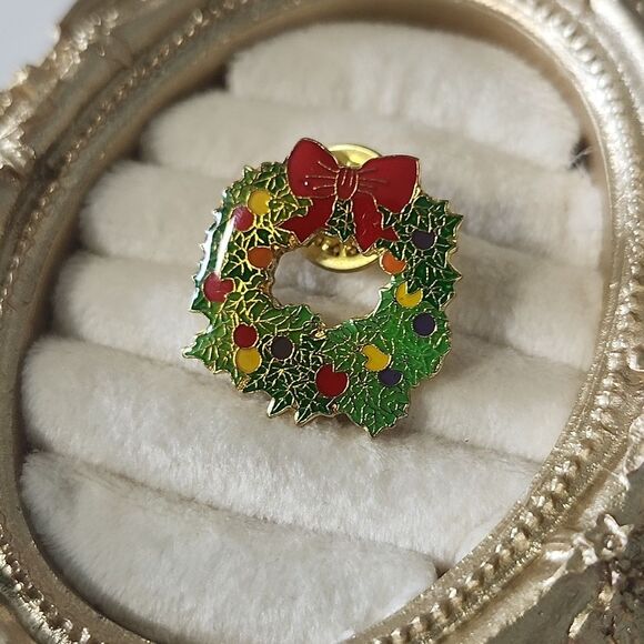 Festive Holiday Wreath Brooch Pin with Red Bow Vintage - Picture 2 of 4